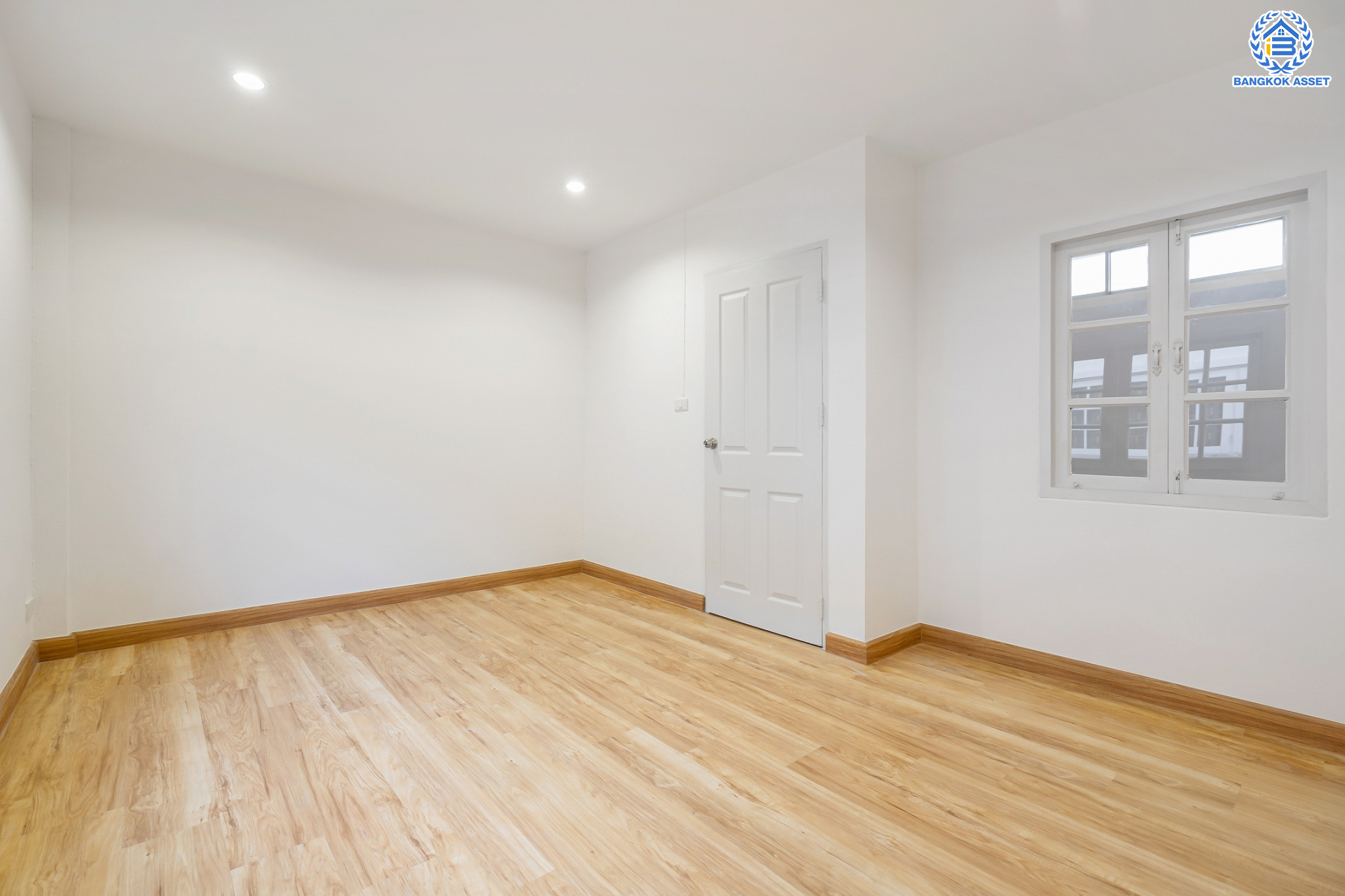 ทาวน์เฮ้าส์มือสองนนทบุรี ม.สรานนท์ ติวานนท์-ปากเกร็ด ทาวน์เฮ้าส์ 3ชั้นครึ่ง เนื้อที่ 18 ตร.ว. ฟังก์ชัน 4 ห้องนอน 3 ห้องน้ำ จอดรถได้ 2 คัน พร้อม Living Room กว้างขวาง บนทำเลติดถนนติวานนท์ ใกล้เซ็นทรัลแจ้งวัฒนะ และรถไฟฟ้าสายสีชมพู "สถานีแยกปากเกร็ด"